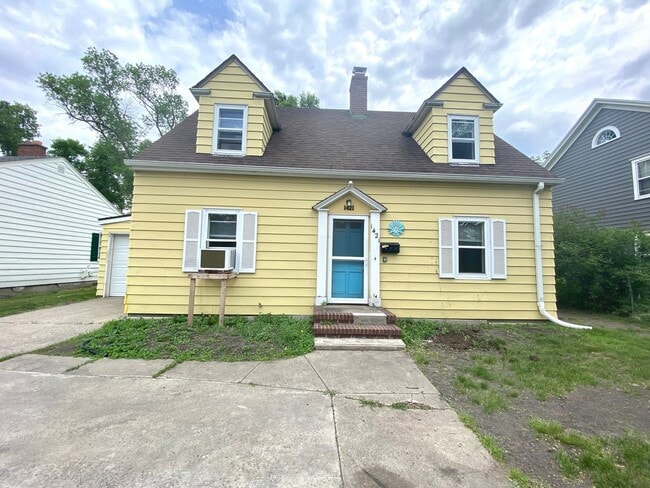 Photo - 5 bed 1.5 Bath Single Family Home! Near NDSU!