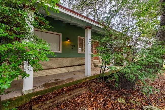 Photo - 1705 Winsted Ln