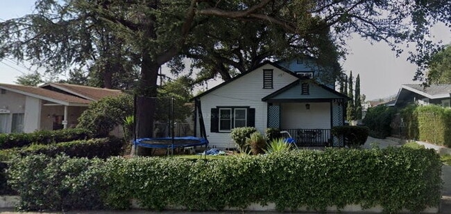 Building Photo - "Charming 3-Bedroom Oasis on Sunset Avenue – 1892 Sq. Ft. of Comfort and Style in Pasadena!"