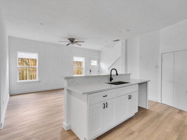 Building Photo - Spacious 3 Bed / 2.5 Bath Duplex – Move-In Ready