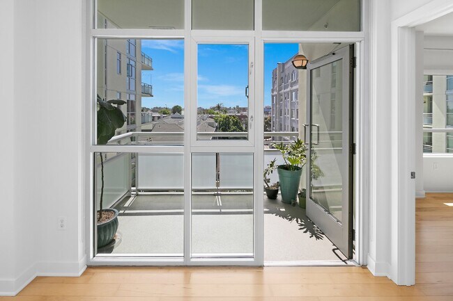 Modern West-Facing Condo with Spectacular Views and Prime Location in Hillcrest, San Diego