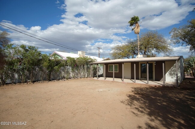 Building Photo - 919 N Catalina Ave