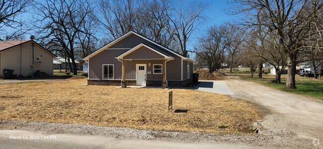 Building Photo - 725 S Griffith Ave Rental