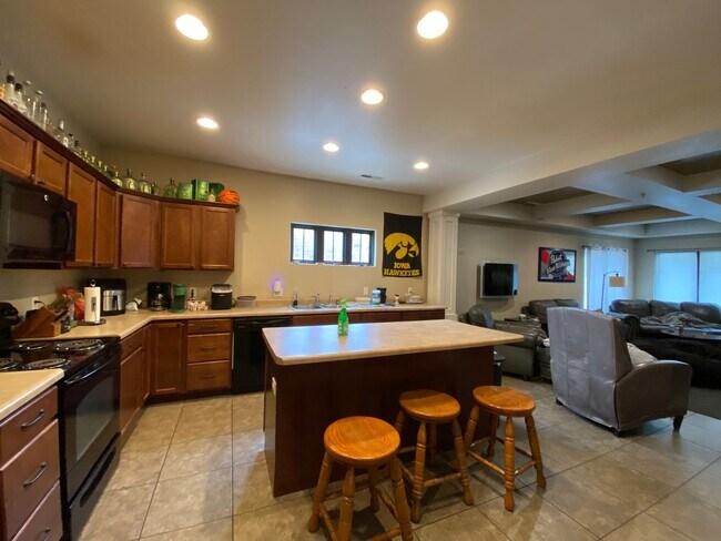 Photo - $4,400 | 5 Bedroom, 3 Bathroom Condo | NO ...
