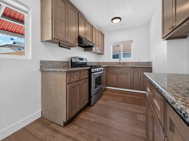 Photo - 9524 Mayne St