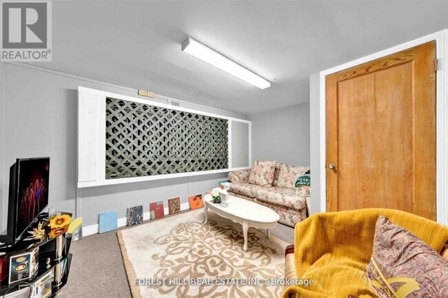 Photo - 996 Bayview Ave