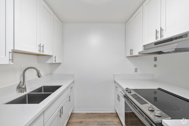 2BR, 2BA - 1,015SF - Kitchen