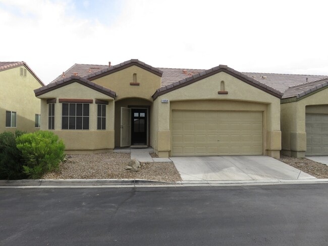 Building Photo - Huge family room with kitchen nicely tucked in the middle.