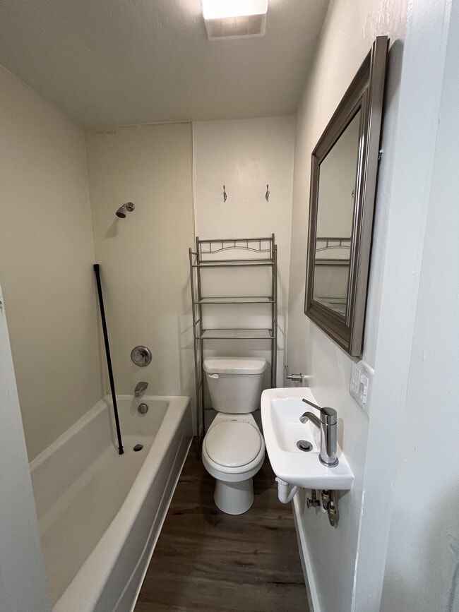 Unit 6: Bathroom - The Fremont