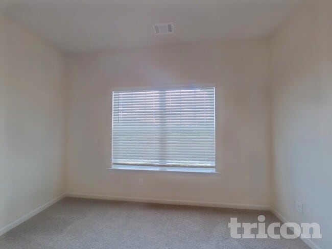 Photo - 1004 Claas Wy