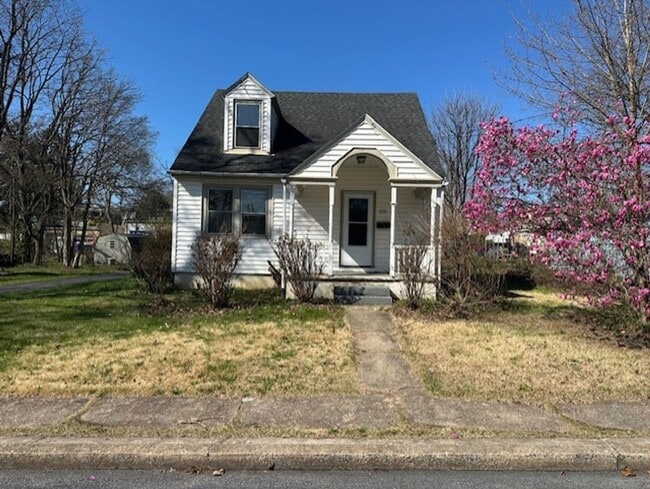 Building Photo - 219 Redwood St