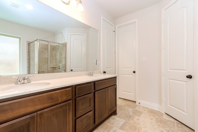 Building Photo - 3410 Willow Cres Ct