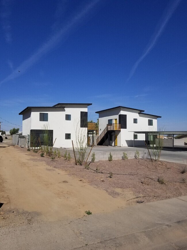 Building Photo - FANTASTIC FIRST FLOOR 2 BEDROOMS AND 1 BATHROOM PLUS PRIVATE BACKYARD Unit A