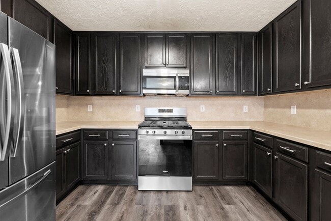 Building Photo - Spacious 5-Bedroom Rental with Modern Appl...