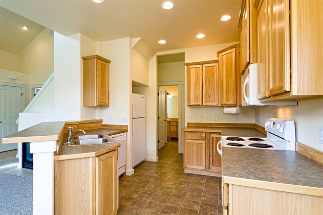 3892 Equestrian Ln