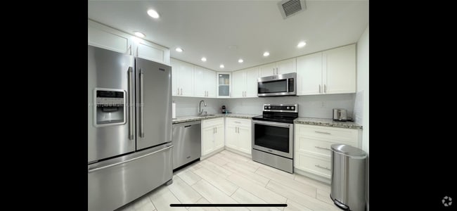Building Photo - 2600 Collins Ave Unit 206 Rental