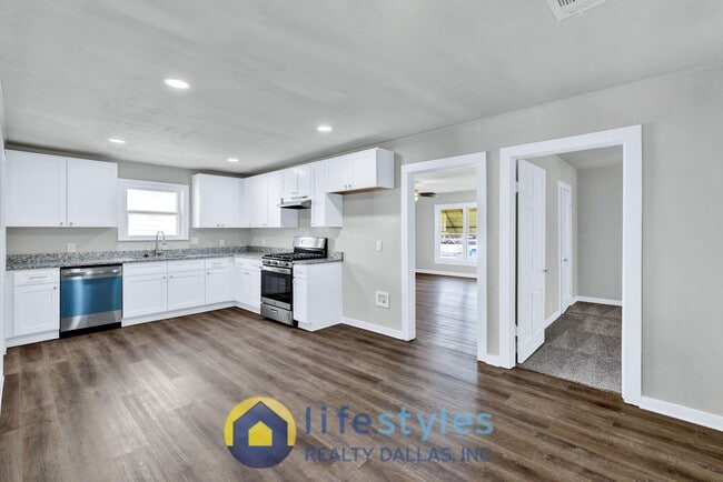 Photo - 907 NW Main St