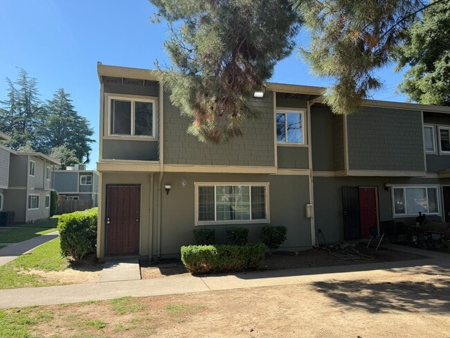 Building Photo - 724 Northfield Dr
