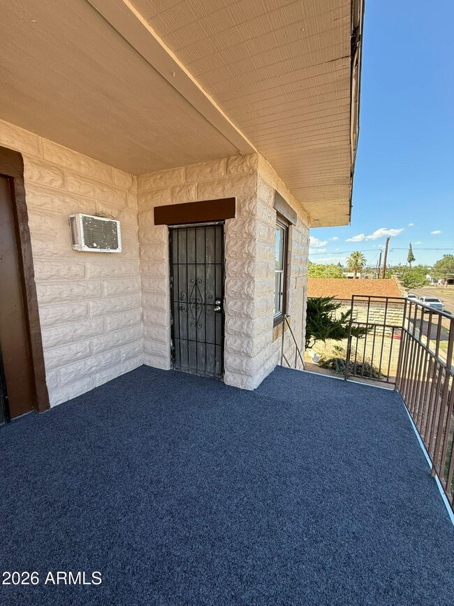 Building Photo - 860 E 13th St Unit 4