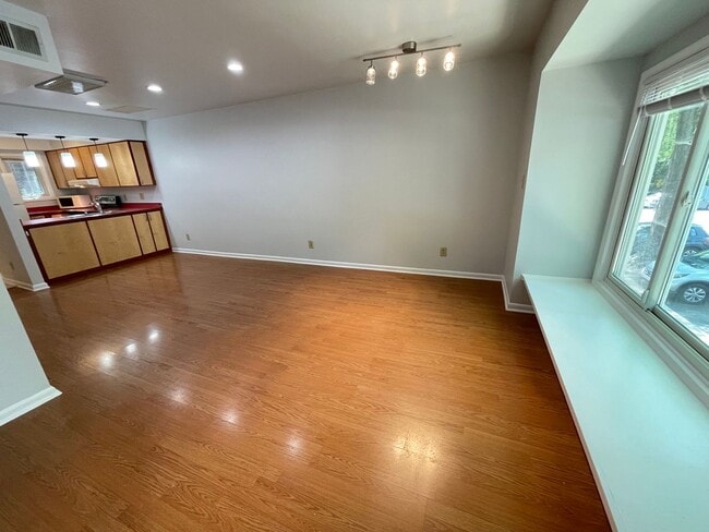 Building Photo - Two BR townhome-style in Chancellor Square... Unit D-9