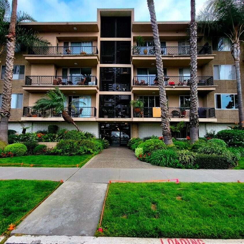 Exterior Front facing 2nd St. with security entry into lobby - 2662 E 2nd St (Long Beach, CA)