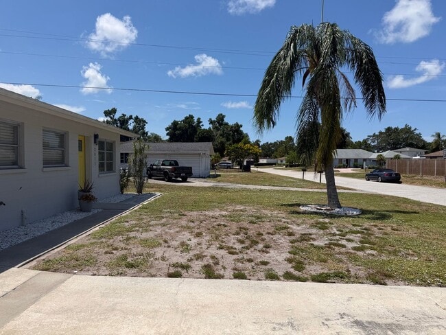 Building Photo - Charming Fully Furnished 2 Bedroom, 1 Bathroom Home in Sarasota Unit 2015