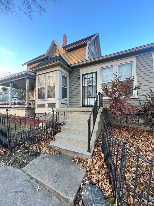 533 Cherry St Apartments For Rent in Lansing, MI