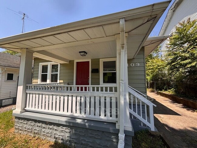 Photo - 2109 Victoria Ave House