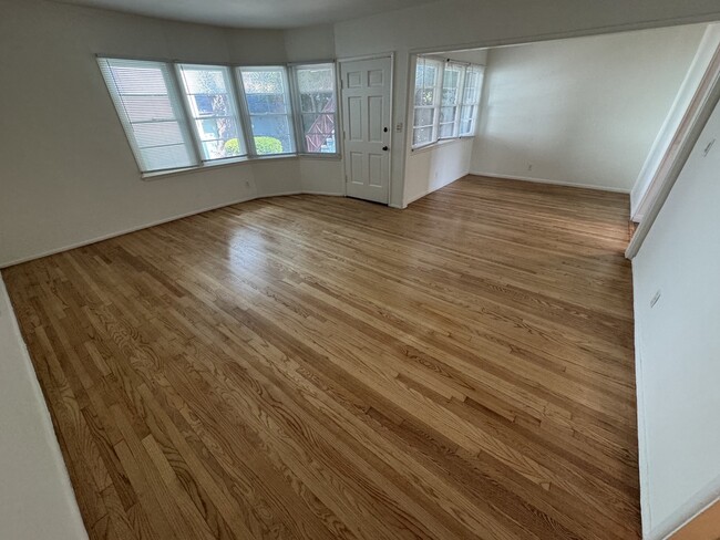 Building Photo - 906 Alandele Ave Unit 902