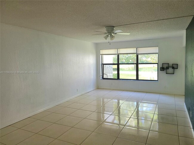 Photo - 2318 S Cypress Bend Dr Unidad 223 Rental