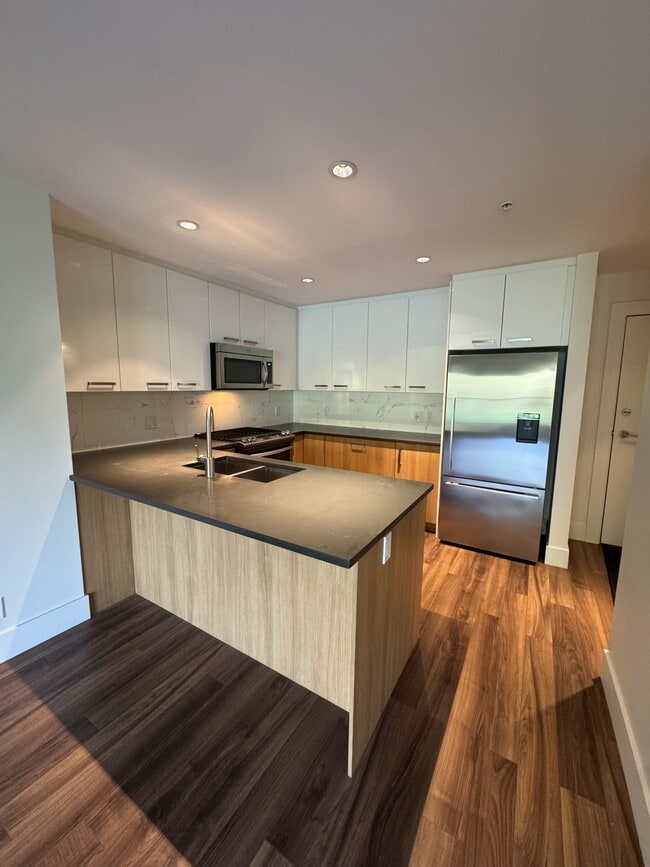 Building Photo - 510-510 Edmonton Trl
