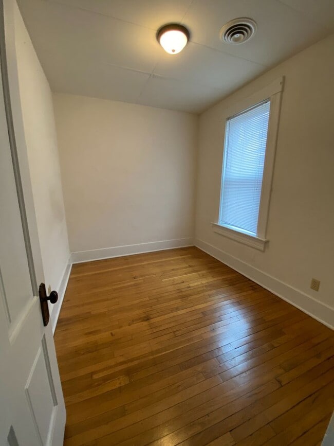 Building Photo - Spacious One Bedroom on the Northside Unit 10 Rental