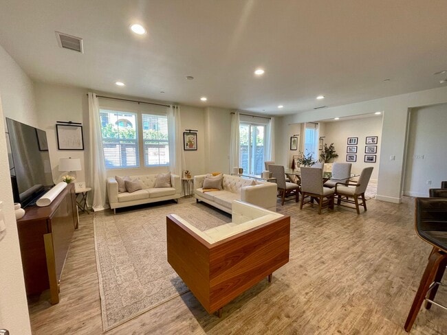 203 Deming Wy