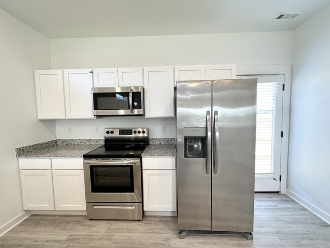 Photo - 1070 Boardwalk