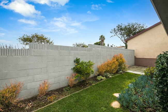 Private Yard - 618 Grand E Ave Unit 2