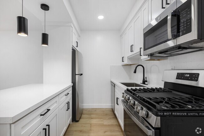 1BD, 1BA - 670SF - Kitchen