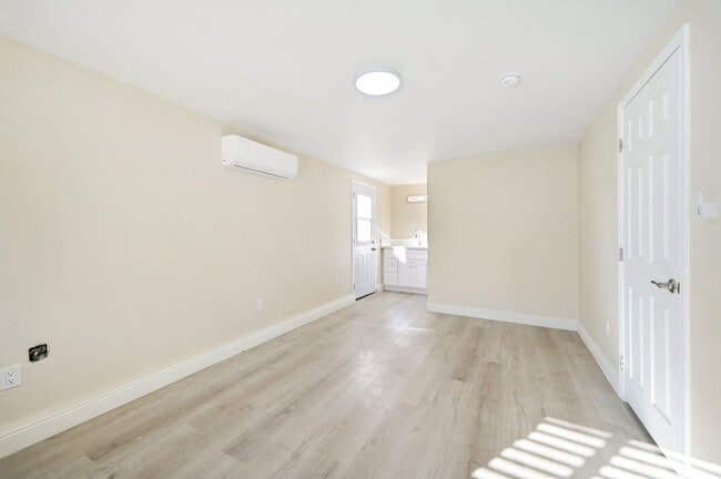 Photo - Large studio unit in a quiet Claremont Nei...