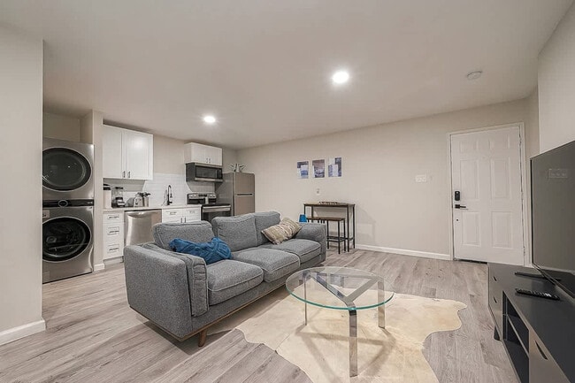 Building Photo - 1352 Dorothy St