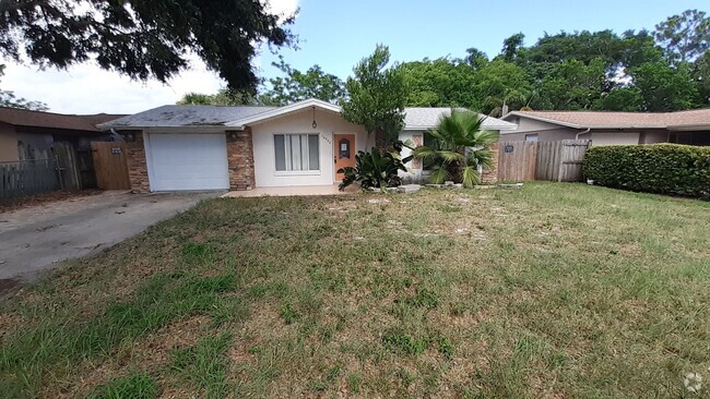 Building Photo - BEAUTIFUL 2/1.5/1 1000 Sq. Ft. home with a...