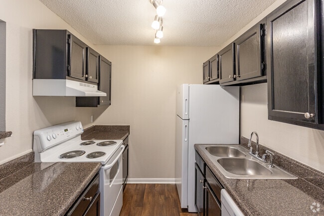 2BR, 2BA - 1,098SF - Kitchen - Cypress Creek Townhomes