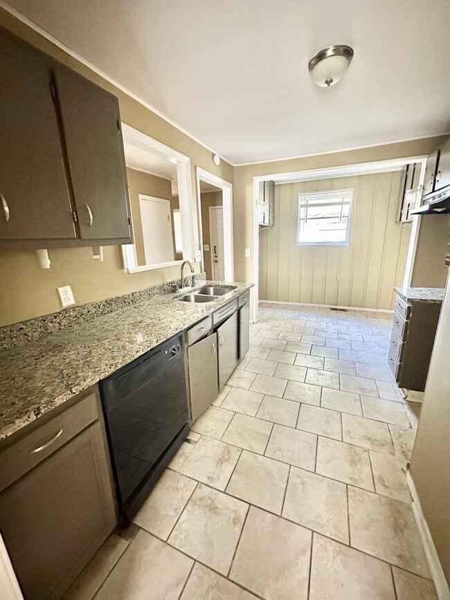 Photo - 1136 Broad St