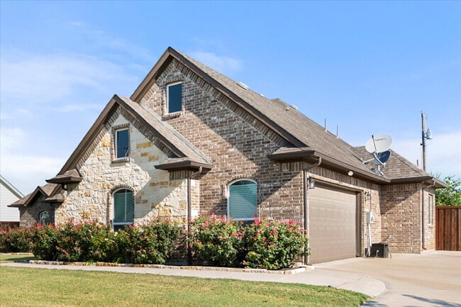 Photo - Stunning 3-bedroom, 2-bathroom home on an ...