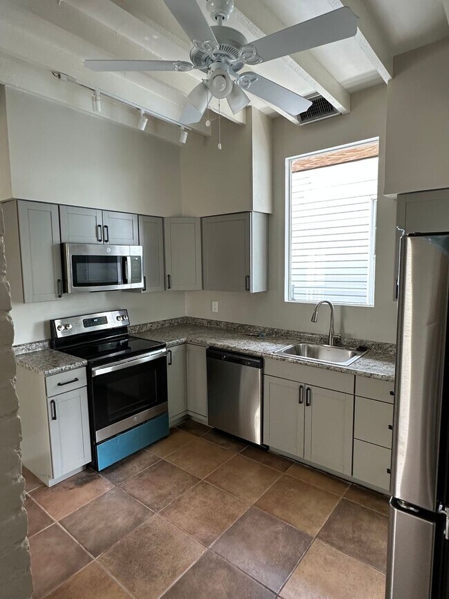 Photo - 3717-3719mag Unit 3717 UPPER