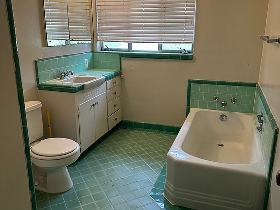 Photo - 2950 Land Park Dr