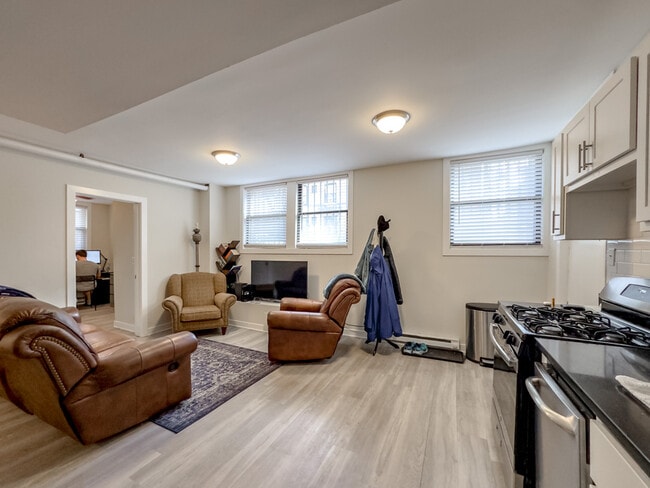 Photo - 732 W Roscoe St Unidad AGS