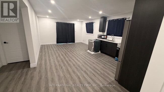 Photo - 891 Darnley Blvd