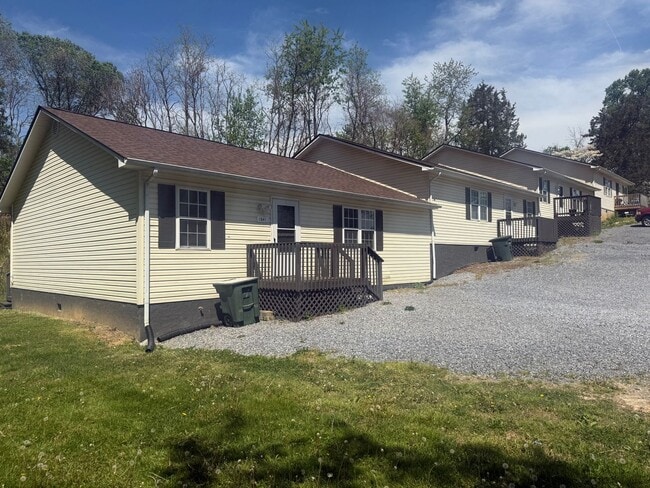 Building Photo - 1541 Southside Rd Unit 01