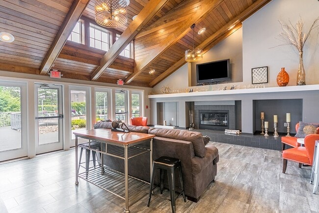 1011 Runaway Bay Dr_20230627-041_1000px - Runaway Bay