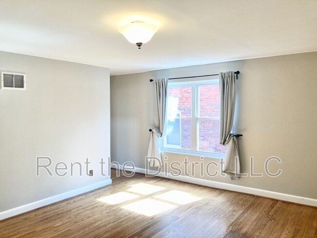 Photo - 4819 8th St NE