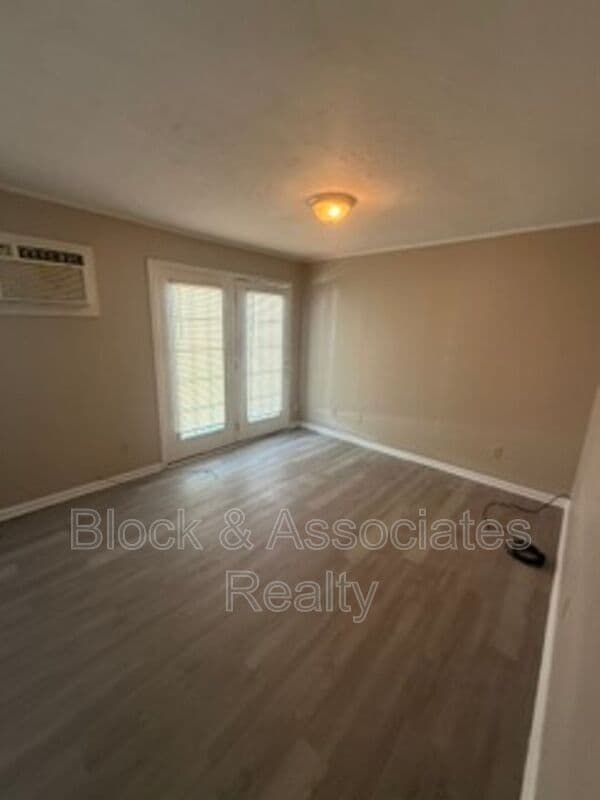 Photo - 136 W Pritchard St